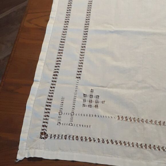 Vintage 32" sq. white tablecloth with beautiful gathered thread design. - Picture 3 of 6